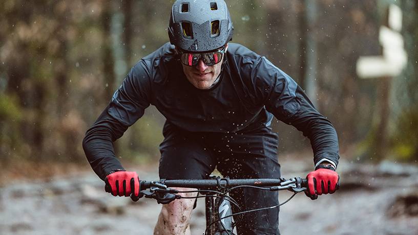 Bicicleta mtb profesional y casco con gafas protectoras para ciclismo  alpino en montaña.